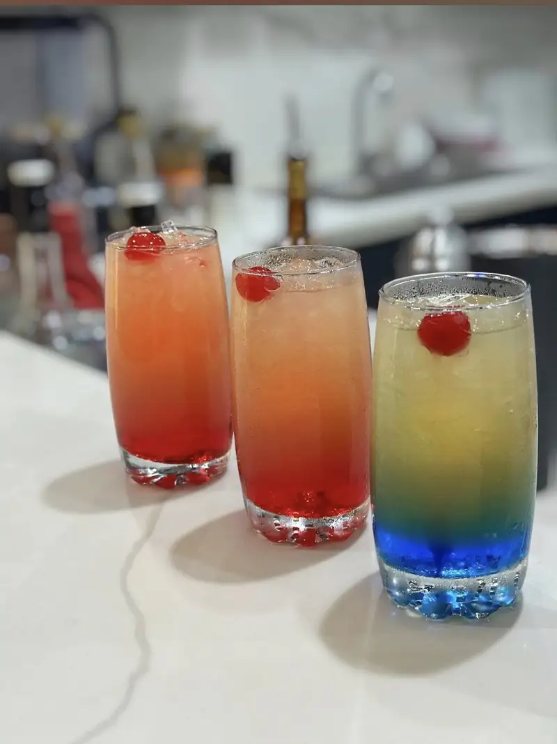 Trois cocktails maison servis au bar