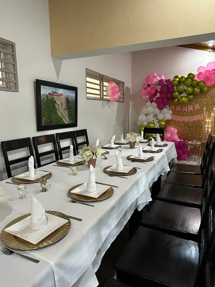 Longue table dressée pour un événement privé