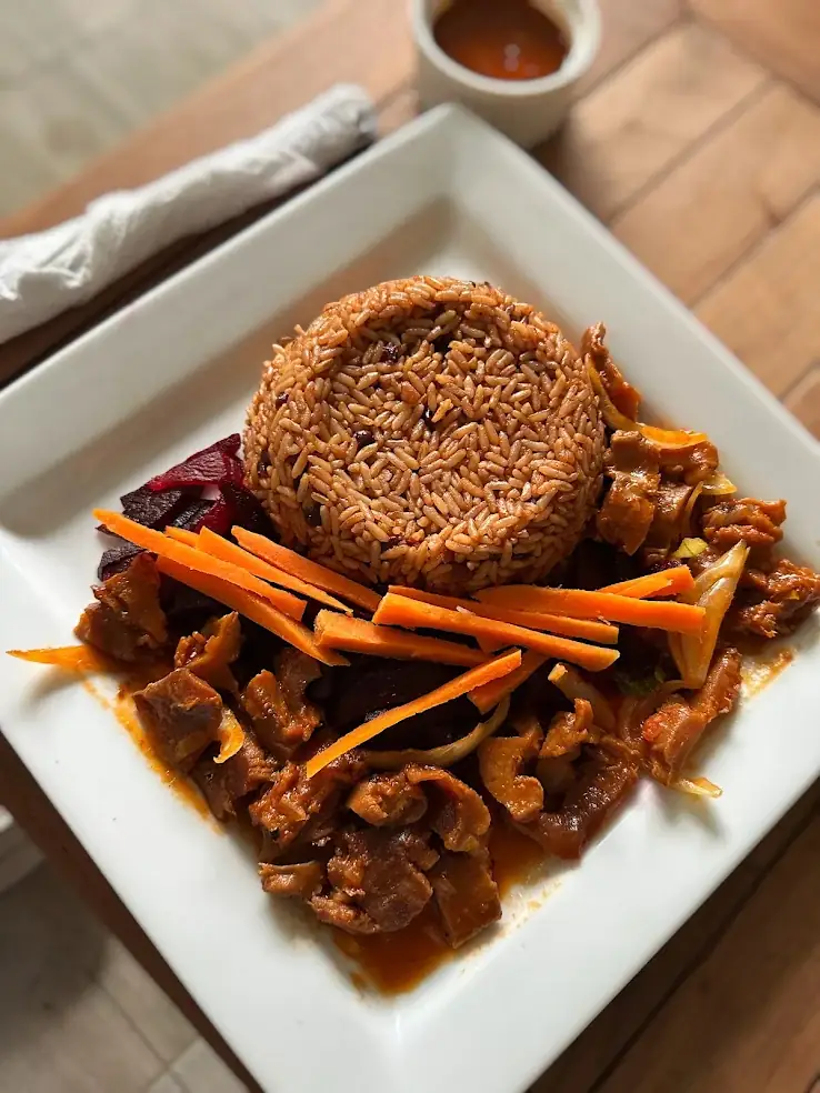 Riz collé et viande en sauce, carottes et betteraves