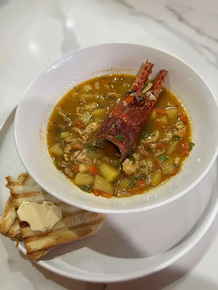 Soupe aux fruits de mer avec langouste