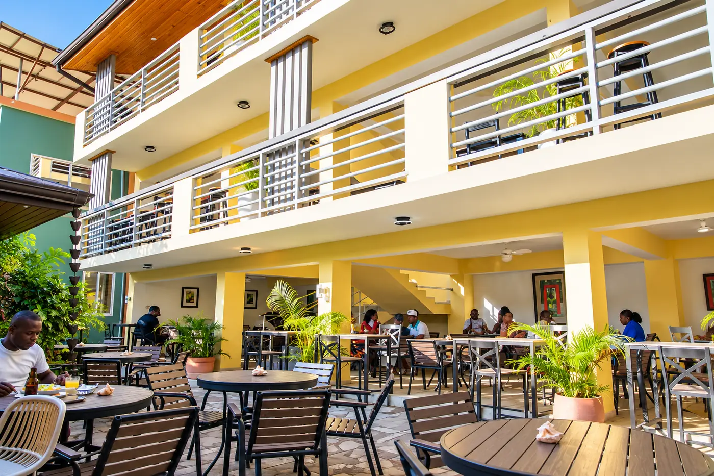 Terrasse couverte du Tropical sous le bâtiment, en journée
